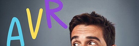 Mann schaut Buchstaben A V R an