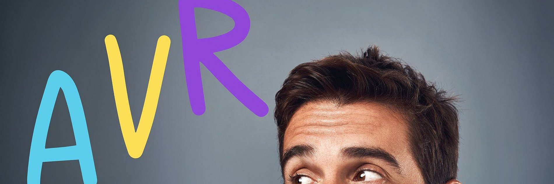 Mann schaut Buchstaben A V R an