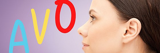 Frau betrachtet Buchstaben A V O