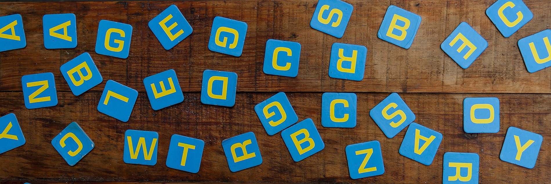 Buchstaben liegen durcheinander auf einem Tisch