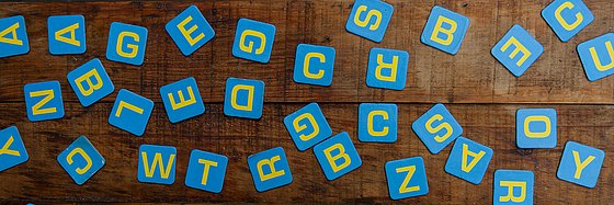 Buchstaben liegen durcheinander auf einem Tisch