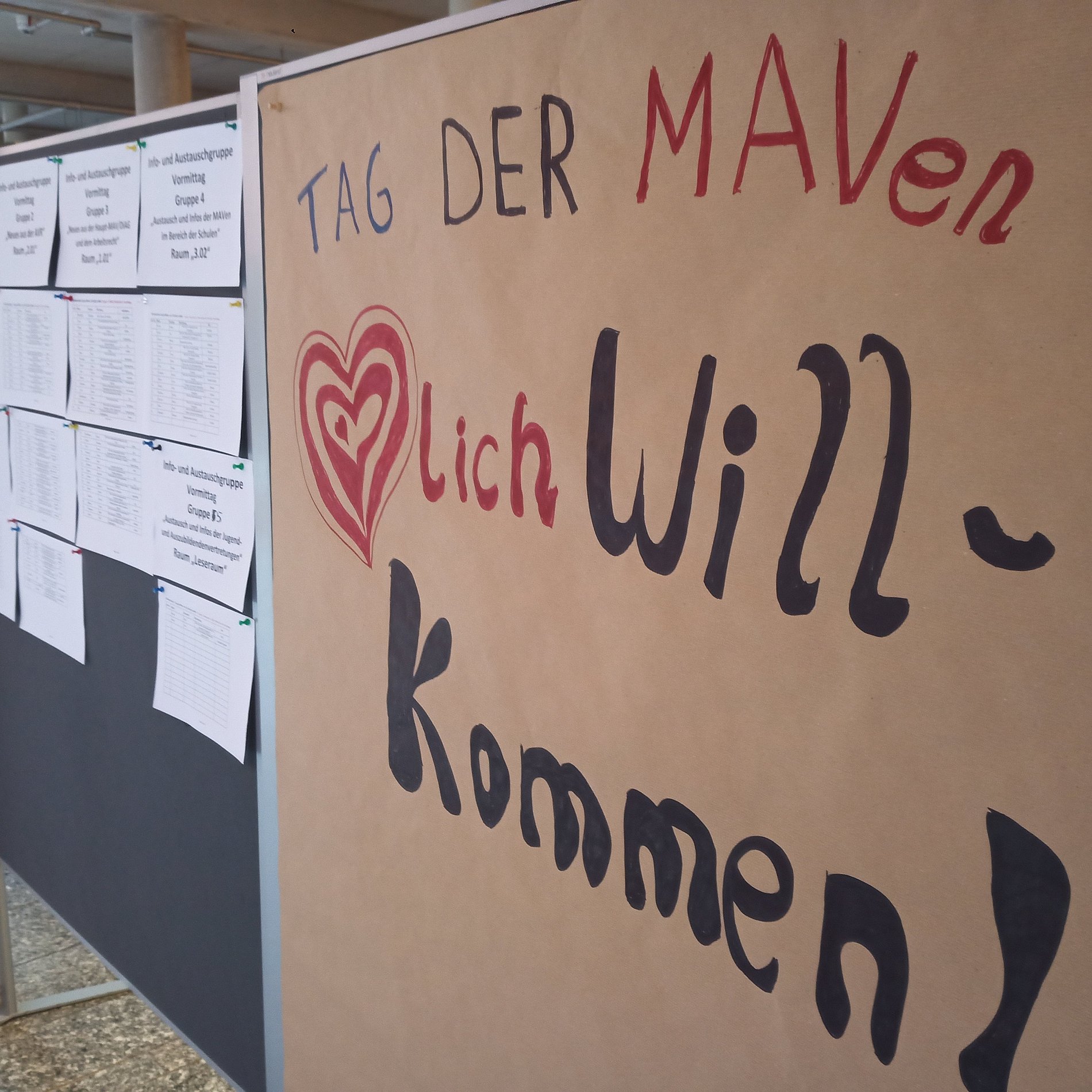 Plakat Aufschrift Tag der MAVen herzlich willkommen